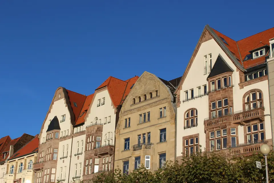 Gepflegte Wohnhäuser mit Altbaufassaden