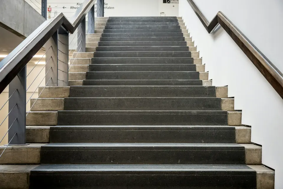 Sauberes Treppenhaus in einem Wohngebäude