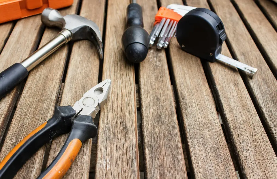 Werkzeug für Kleinreparaturen auf einer Holzfläche